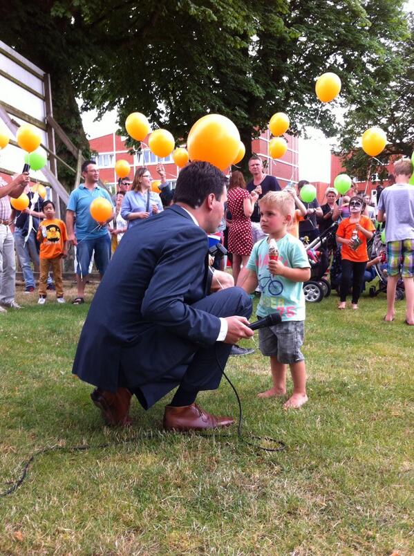 groeseind's tweet photo. Het mooie St. Pieterspark #groeseind officieel geopend door @BerenddeVries! Gezellig feestje met bewoners! http://t.co/uYwoJMVmIA