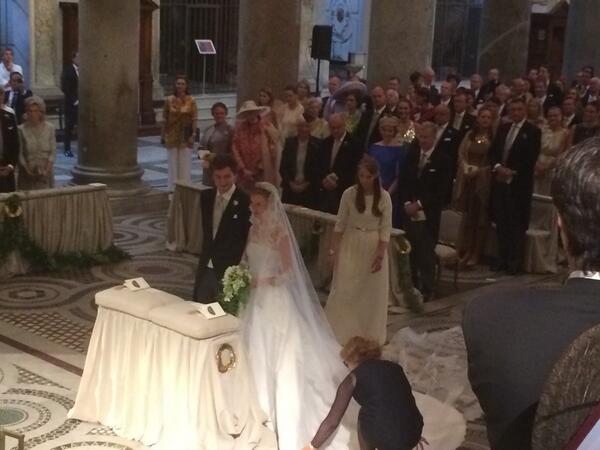 Boda entre Prince Amedeo y  Elisabetta Rosbosch von Wolkenst - Página 5 Bryot7qIUAEiY5K