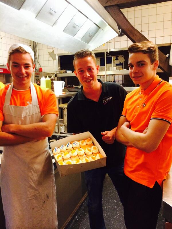 De plaatselijke bakker <a href="/BakkerPlaizier/">BakkenmetPlaizier</a> komt onze ingeburgerde Belgische stagiaires feliciteren met hun  beslissing!