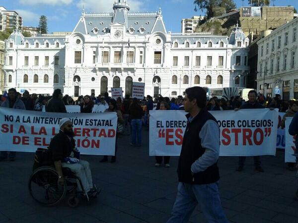 confepachile's tweet photo. Los padres y madres se manifiestan en #Valparaíso por la #libertaddeeducación http://t.co/q6GEHFO7Zw