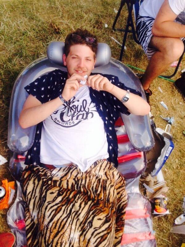 talaroth's tweet image. "what are you doing here?"

"you know, just lion around." #southsidesafari14