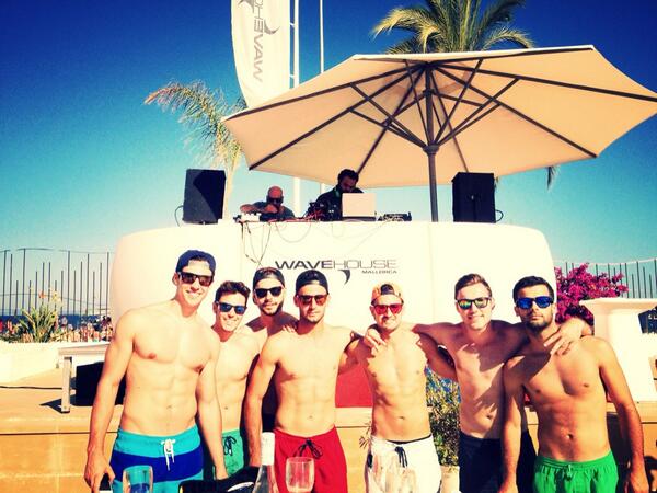 SolHouseCalvia's tweet photo. First line to enjoy the #JeanWaveSession! It's so hot, time to drink a mojito #LiveWave http://t.co/5ddvvvevg2