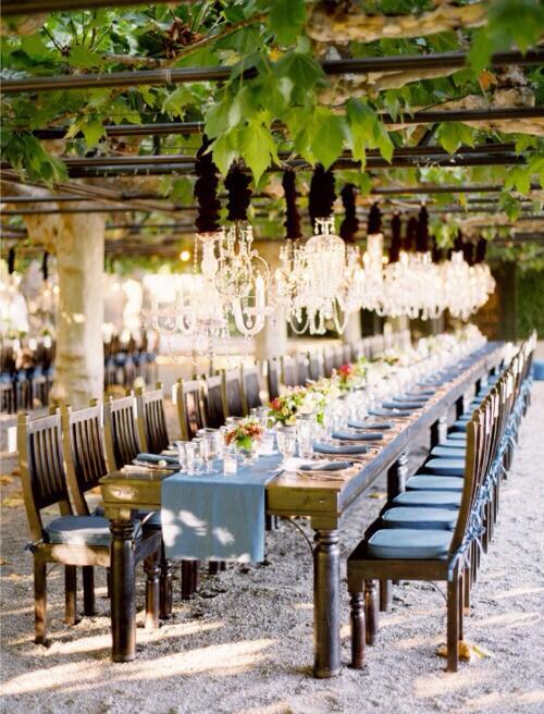 Beautiful setting!! LOVE!!