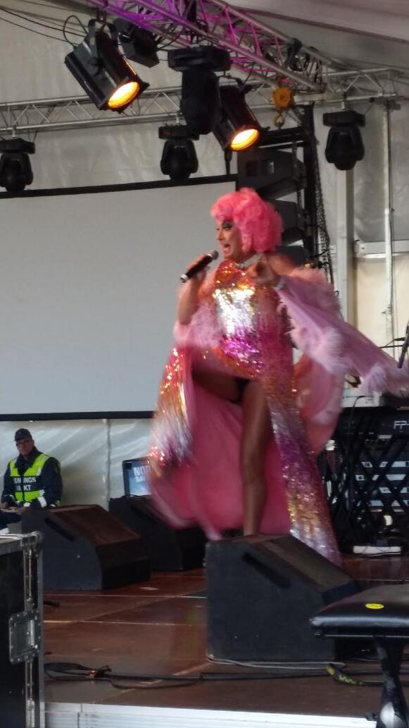 sundsvallpride's tweet photo. Babsan skapar allsång @sundsvallpride #sundsvallpride http://t.co/MNIPXs6bvJ