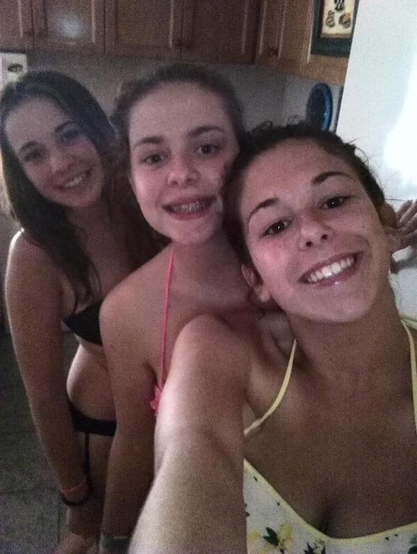 LauraMoreno__30's tweet photo. Con mis chicas ! Empieza nuestro veranito @silviafernadeez @nairasanchezgc http://t.co/H5iT1XmCXS