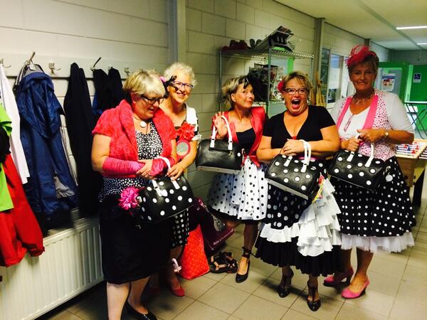 oosterhoutsamen's tweet image. De refreintjes.nl bereiden zich voor op hun optreden bij het diner van de survivors. #samenloop100