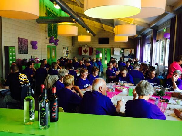 oosterhoutsamen's tweet image. De survivors genieten van het diner wat speciaal voor hun is vervaardigd. #samenloop100