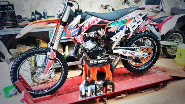 cuthbert_15's tweet photo. Steed is ready for tomorrow!  Thank you Fuchs ! #bestsponsor!  @fuchs_silkolene @Fuchs_SA http://t.co/faizxQPi1O