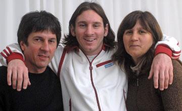 Photos of Football on Twitter: "Lionel Messi with his mom and dad: http
