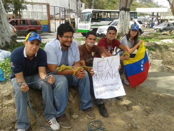 jennyromeroh's tweet photo. #SAA @ResistenciaLS @losmangosval @AcaEduardo @trafficMIRANDA @JovenesVzlanos ESTUDIANTES EN AYUNO #5J #LOSSALIAS http://t.co/3mA4kRSGU8