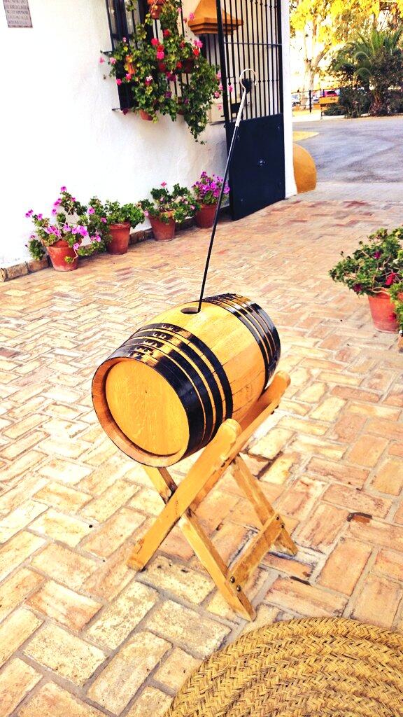 VENENCIADORA's tweet photo. Todo preparada en #haciendamendieta con el magnífico caterin #elemigrante #sevilladeboda #bodas #vino #venencia http://t.co/G8GyxWaNjD