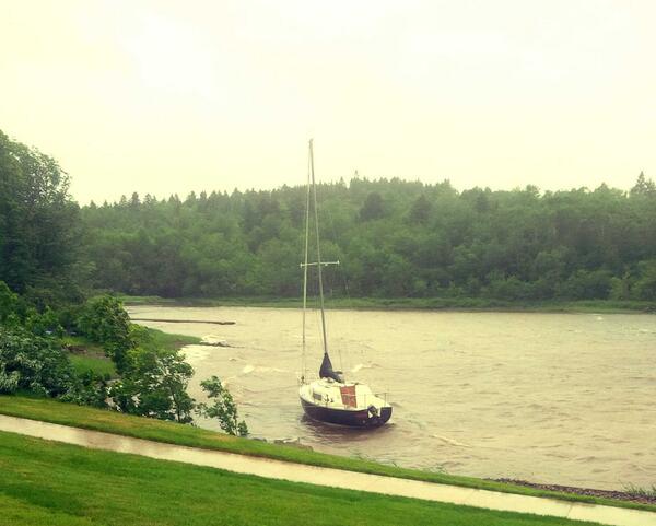 Rothesay_town's tweet photo. Sail Boat at Renforth, Rothesay grounded http://t.co/ZB2FtWzfhA