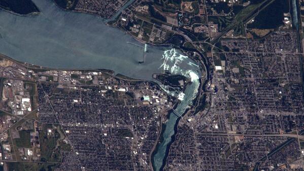 astro_reid's tweet image. Beautiful #NiagraFalls thru 800mm – natural wonder better viewed from Earth!