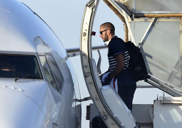 fifaworldcup_fr's tweet photo. Et pendant ce temps-là, Karim @Benzema et l'@equipedefrance quittent le Brésil.
#CM2014 #FRA http://t.co/XER9oN89MM