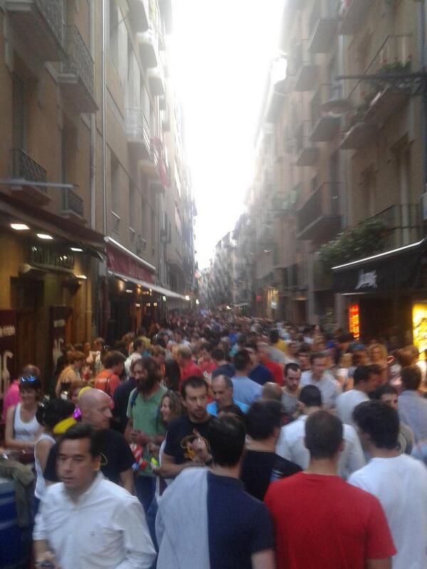 CGuembeBeaumont's tweet photo. Calle Estafeta a menos de 24  horas para que empiece San Fermin. Hay ambientado y muchas ganas. http://t.co/129CLLjDSk