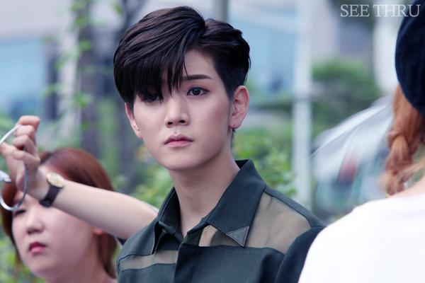 SEE_REN_'s tweet photo. [고화질] 20140720 인기가요_팬미팅_백호_생일파티 #NUEST #NUEST_ReBIRTH #REN @NUESTNEWS @ChoiGoRen http://t.co/KFsVeqeUdu