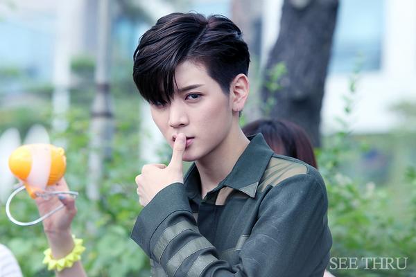 SEE_REN_'s tweet photo. [고화질] 20140720 인기가요_팬미팅_백호_생일파티 #NUEST #NUEST_ReBIRTH #REN @NUESTNEWS @ChoiGoRen http://t.co/zEDnw6v0pY