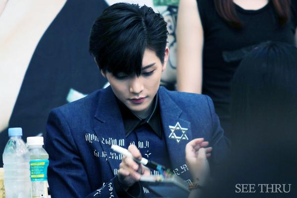 SEE_REN_'s tweet photo. [고화질] 20140719 뉴이스트_영등포_팬싸인회 #NUEST #NUEST_ReBIRTH #REN @NUESTNEWS @ChoiGoRen http://t.co/gQaqtb4fqO