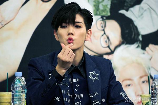 SEE_REN_'s tweet photo. [고화질] 20140719 뉴이스트_영등포_팬싸인회 #NUEST #NUEST_ReBIRTH #REN @NUESTNEWS @ChoiGoRen http://t.co/iyxrL8IURU