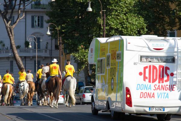 ADVSOPBG's tweet photo. #FIDASOTR a Roma. http://t.co/5j54HnZJRs Cavalli in corteo nella città eterna scortati dal camper @BloodUP_Fidas http://t.co/GXqiG9Ry0V