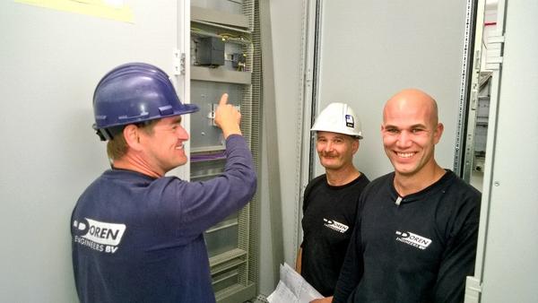 Werken in het weekend, ook dat hoort erbij. Het mag de pret niet drukken #ombouw #besturing #industrie