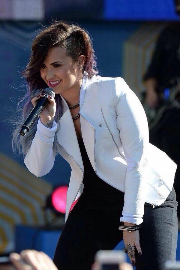 chaelisamusic's tweet photo. RT if you want Demi to win 
Ignore if you don't 

#MTVHottest Demi Lovato http://t.co/NTPFdRJApH