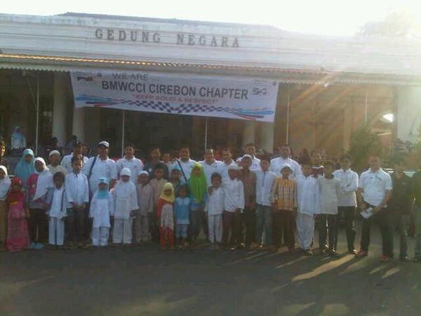 #CirebonJepret : Foto bersama BMWCCI Chapter Cirebon dg anak-anak yatim.
