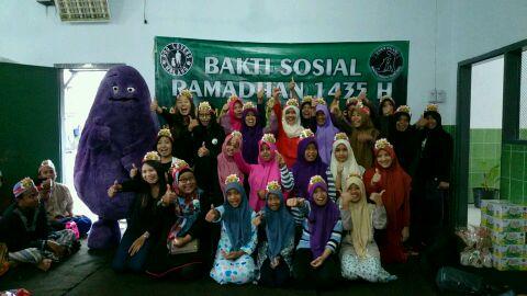 Foto bareng adek2 Panti Asuhan Panjura, Sukun. 😀😀😀😀