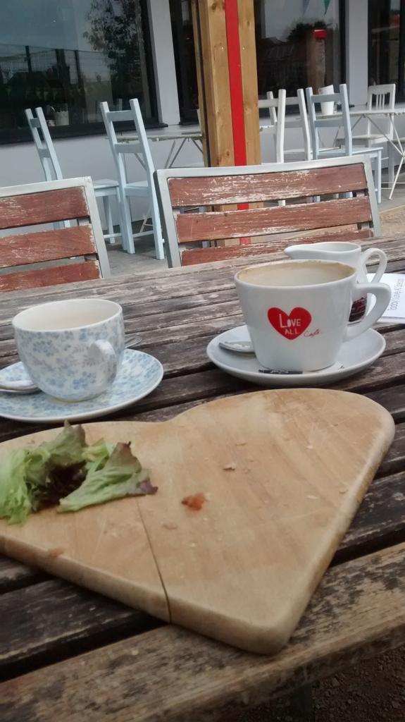 Perfect start to Sunday, breakfast in the sun with <a href="/maybebubbleblis/">Sally Sara Holter</a> at <a href="/LoveAllCafe/">Love All Cafe</a>