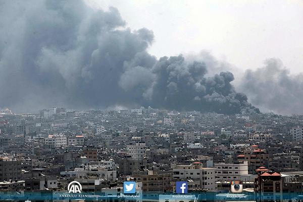 İsrail'in top atışlarında onlarca kişi hayatını kaybetti. Gazze semalarını duman kapladı. #AA #GazzeSaldırıAltında