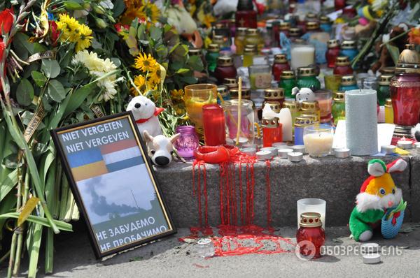 Посольства Нідерландів та Малайзії в Києві тонуть у квітах (Фото)
radio24.ua/n20285
#MH17 #Netherlands #malaysia