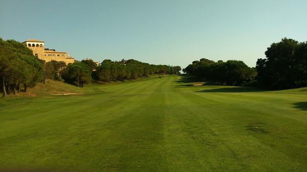Hoyo 8, Par 5: Doggle muy pronunciado a la derecha @GolfdAroMasNou <a href="/Rociodrive/">Rocio Drive</a> <a href="/Deporturiex/">Deporturiex</a> <a href="/Tengolf/">Ten-Golf</a> <a href="/HapimagMasNou/">Hapimag Mas Nou</a>