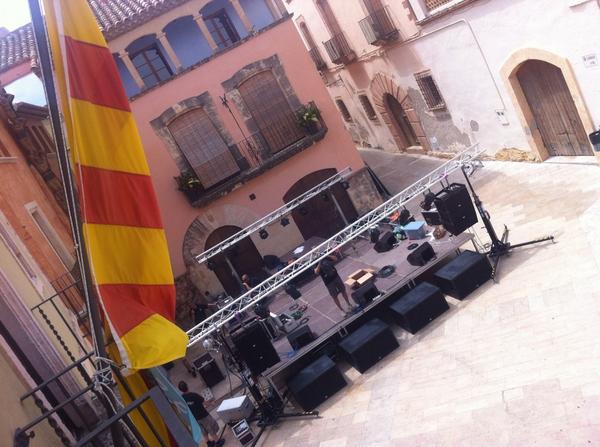 altacustic's tweet photo. Darrers retocs a l'Escenari del Pou, on aquesta nit tocaran @inspirabcn i @teatremagnetic! Comença el compte enrere! http://t.co/0soNmAG6da
