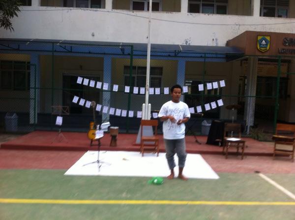 Kalau ini gegedug relawan #ActforGaza Noval. Ia menyampaikan kisah anak kecil di gaza lewat puisinya #POEMforGaza