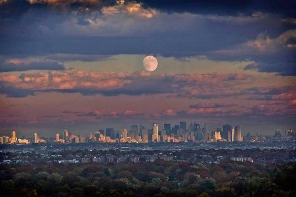 Gabriele_Corno's tweet photo. Moonrise @ New York City #NYC #CentralPark http://t.co/fXSAXmLscU