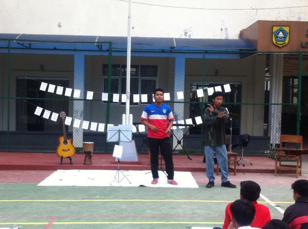 Mc kece ini bernama beli (kokoh) isam (sport) mereka masihSMA loooh ;) #POEMforGaza