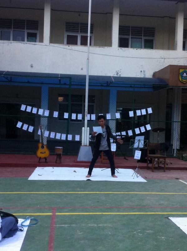 Penampilan ketiga yaitu Kresna dari sma n leuwiliang ;D mantap #POEMforGaza