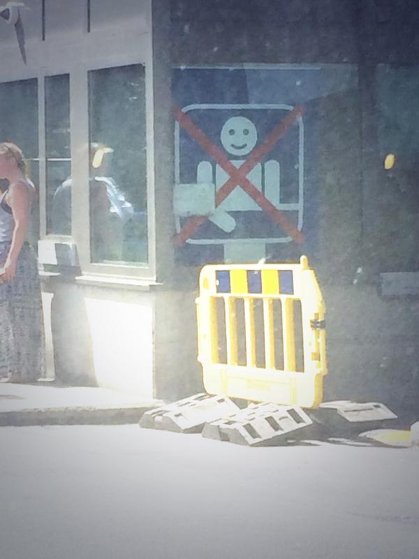 mangelrogel's tweet photo. En Bélgica está prohibido este hombre feliz, Pobrecito. http://t.co/XIAddTdBpO