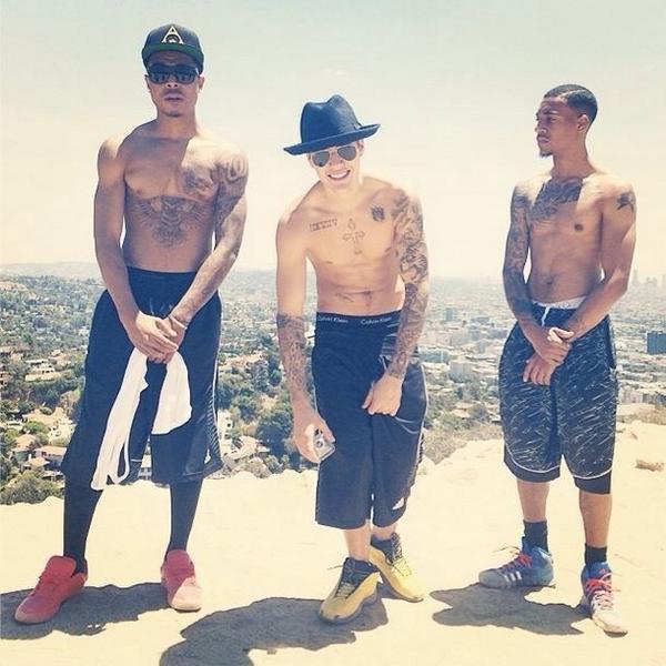 Cool__cap's tweet photo. Facebook| JustinBieber:" Once again we made it :)" ;) (**updated post**) http://t.co/4ENeBxkQzw