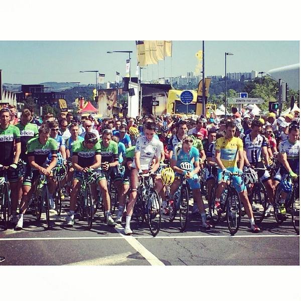 kaitlinbell88's tweet photo. 1 minute silence before the stage for #MH17  tdf2014 #tdf #tourdefrance http://t.co/1APZRZ5giM
