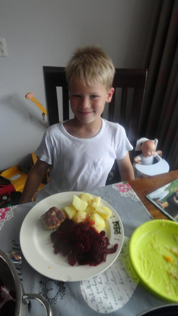 CBShetKompas's tweet photo. Een bord met bieten, het beste begin van de vakantie! Dank @piepertjepom voor alle tips en hulp bij de schooltuin! http://t.co/MBFXBlVxKU