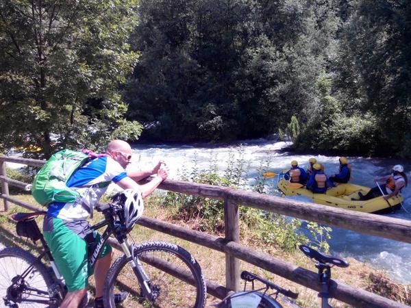 andreaselva's tweet photo. Op! Op! Quando un biker incontra un rafter (e lo invidia un po'). #arteapedali è in val di sole @VisitTrentino http://t.co/jA4vFsXhJn