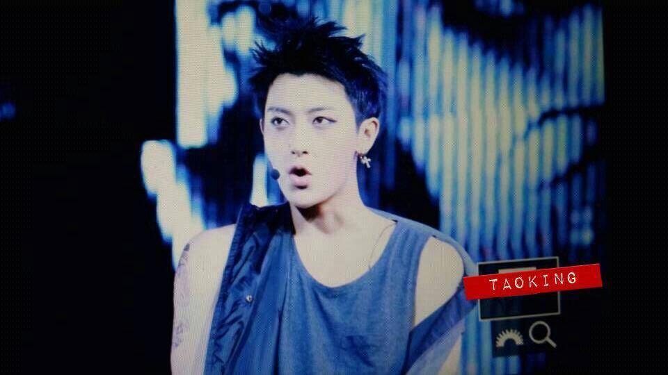 Bs0ys33CEAIvnM6.jpg:large