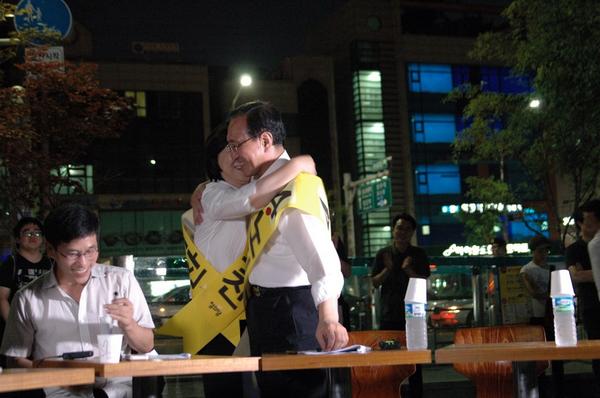 hcroh's tweet photo. ㅋㅋ“@aprealist: <우리 결혼했어요>의 <사랑과 전쟁>편. 노회찬, 심상정 주연. 진중권 우정출연. http://t.co/t9f1mfMEpc”