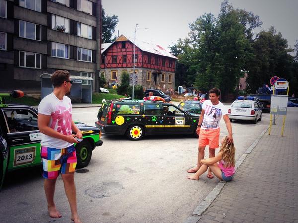 Pussymthrfckers's tweet photo. Oom agent is de staatskas aan het spekken, iedereen is de lul #Tsjechië net over de grens #carbagerun http://t.co/jblVJ2Qezn