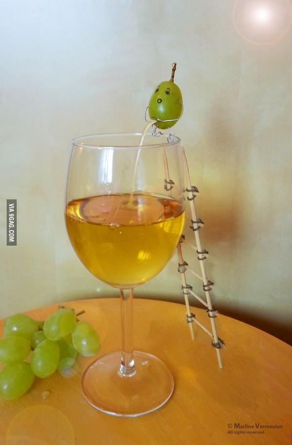 "<a href="/9GAG/">9GAG ❤️ Memeland</a>: And that, my friends, is how wine is made 9gag.com/gag/arp6OD5?re… "<a href="/missanellie/">anel_</a>
