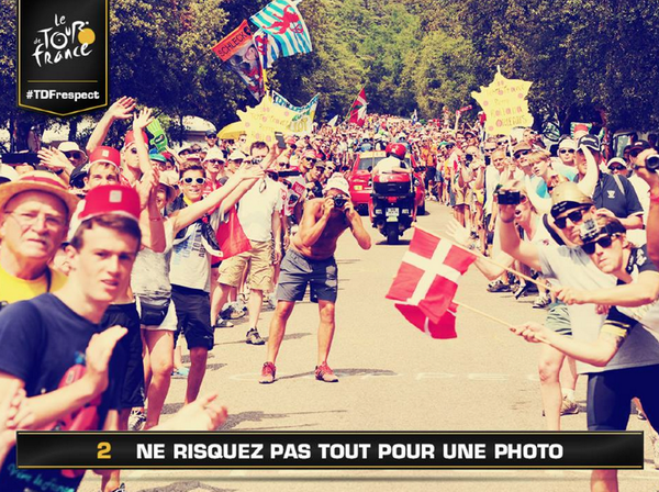 LeTour's tweet photo. SVP respectez les coureurs sur la route, respectez @letour / PLEASE respect the riders, respect @letour #TDFrespect http://t.co/UTW0XmBAIX