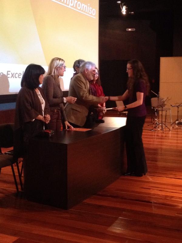 Unimet's tweet photo. Becarios de Excelencia Académica reciben su carta compromiso por parte de las autoridades #UNIMET http://t.co/2Fsja7J6E5