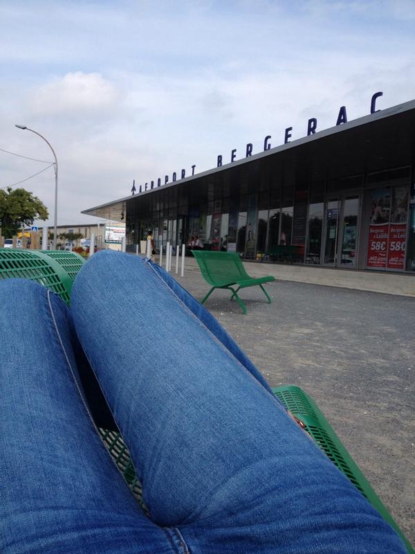 floor191196's tweet photo. Altijd fijn als je wordt vergeten op het vliegveld 👍 http://t.co/bkBMPmXdMv
