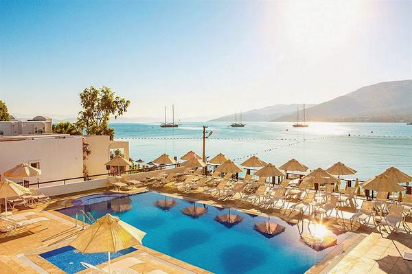 QuickerBookcom's tweet image. Swimming with a view... Bodrum, Turkey. quickerbook.com/h/#SinaOtel
